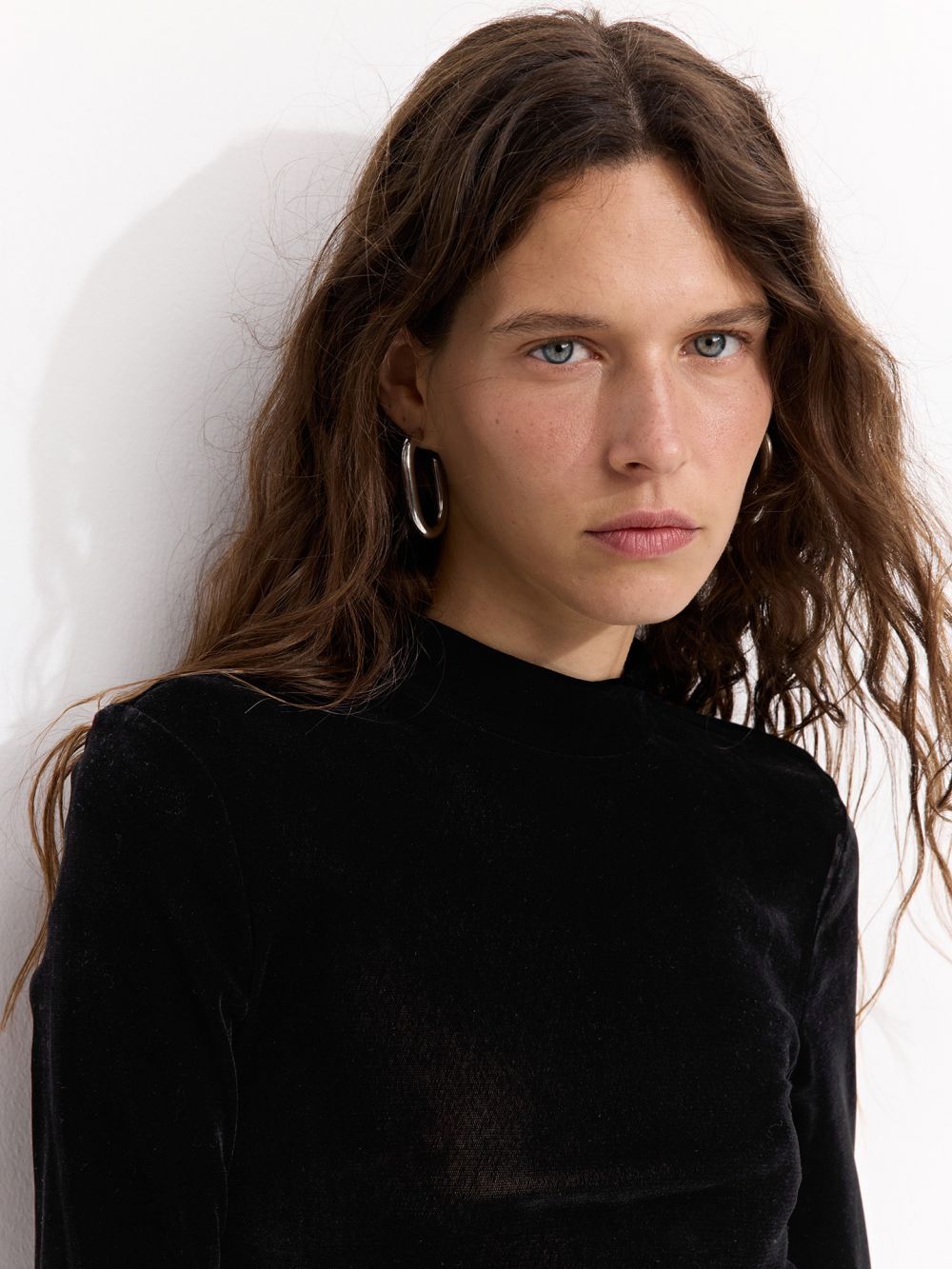 טופ קטיפה עם צווארון גבוה