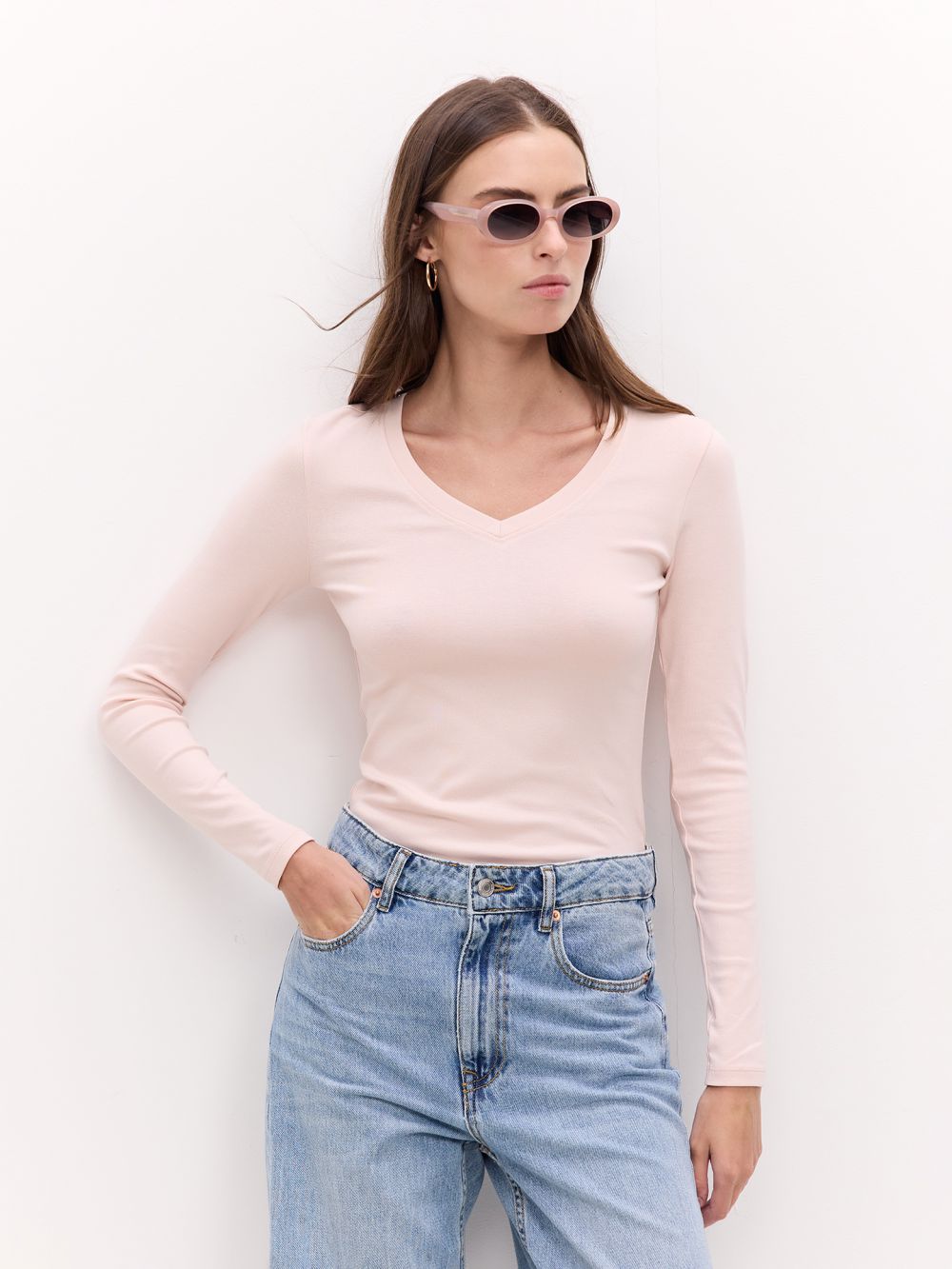 טי שרט עם שרוולים ארוכים וצווארון v