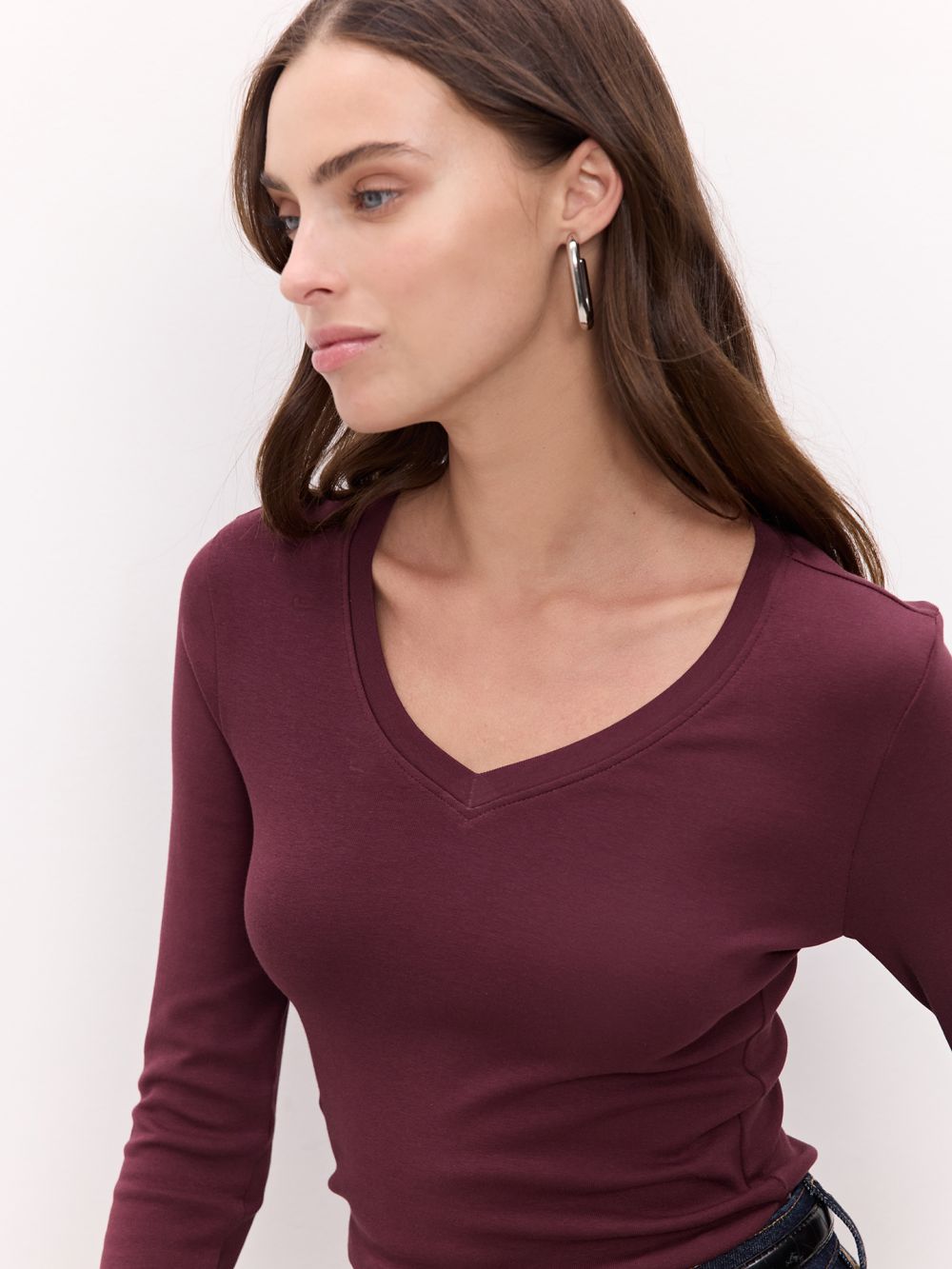 טי שרט עם שרוולים ארוכים וצווארון v