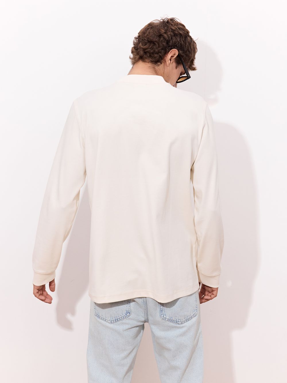 טישרט ארוכה עם צווארון גבוה