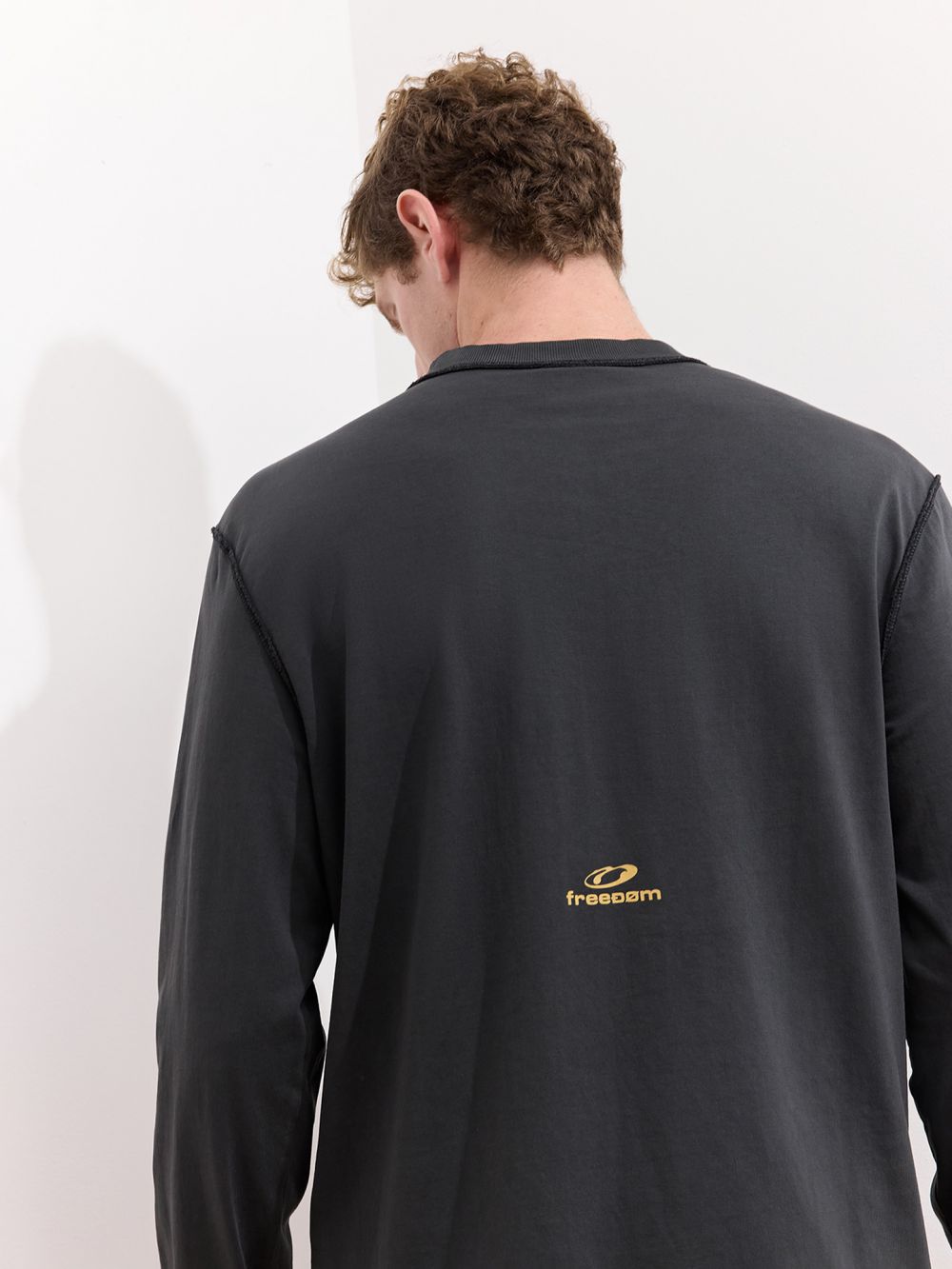 טי שירט שרוול ארוך שטופה בגזרה משוחררת