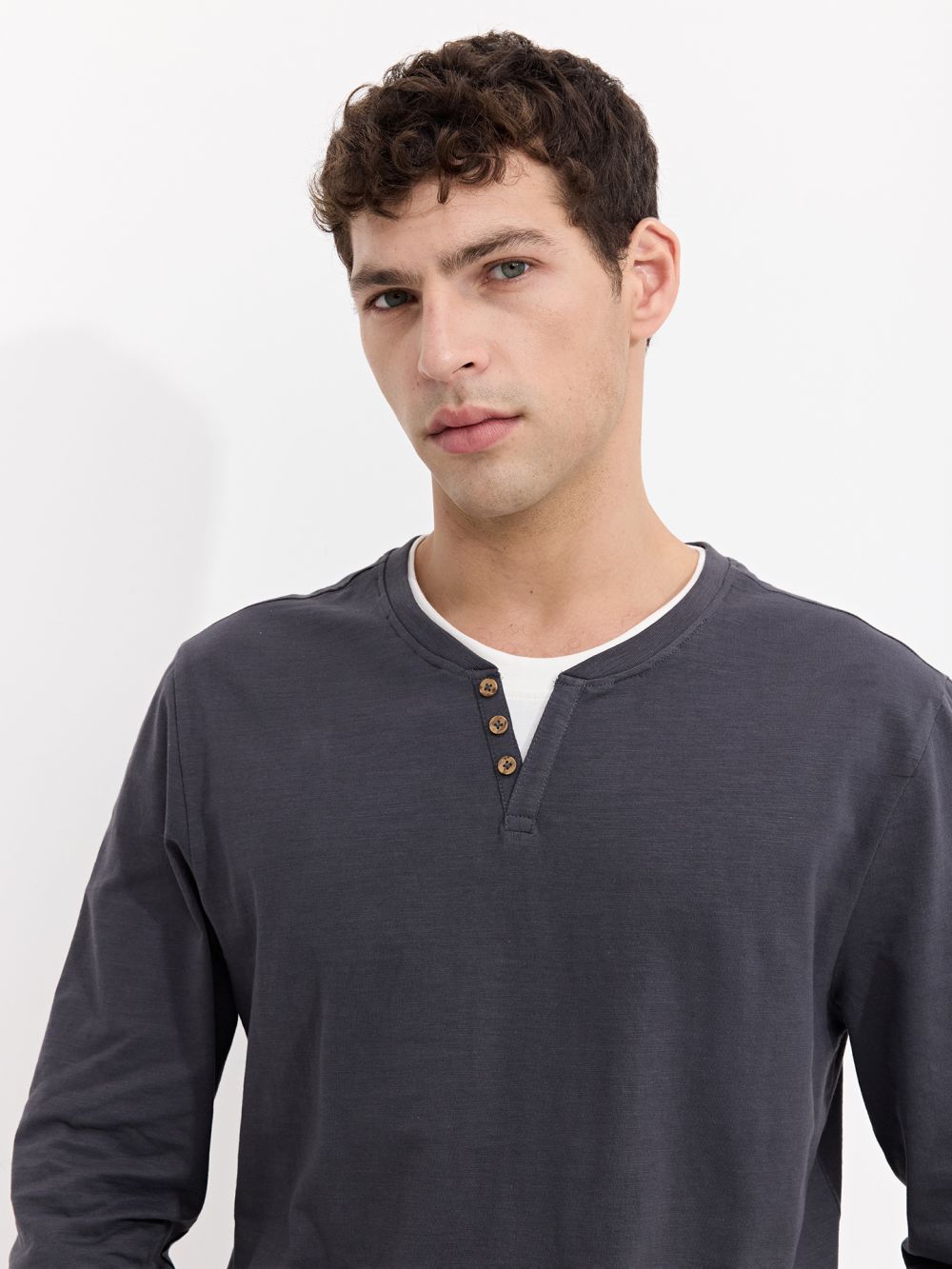 טי-שירט ארוכה במראה שכבות