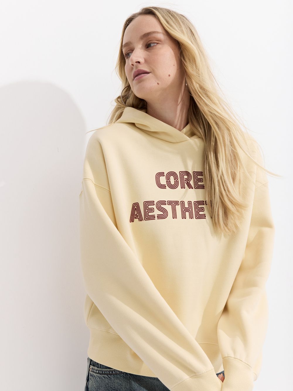 סוויטשירט עם כובע מודפס