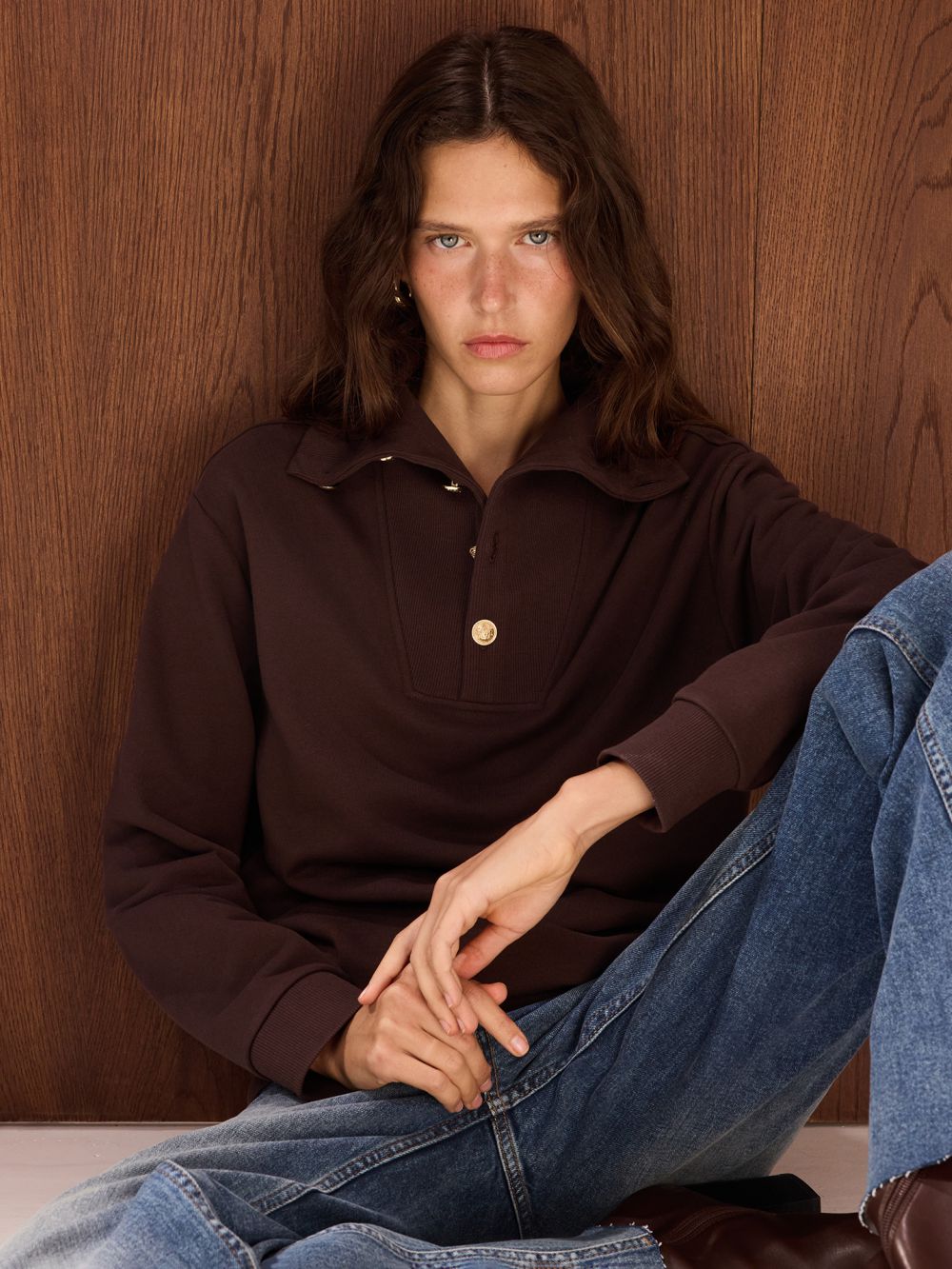 סווטשירט עם כפתורים במראה זהב