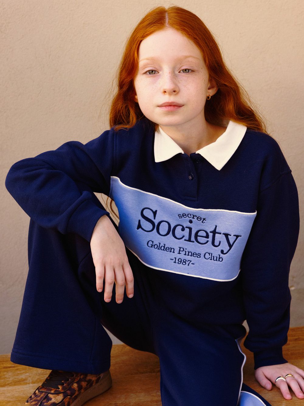 סווטשירט קולור בלוק עם דפוס