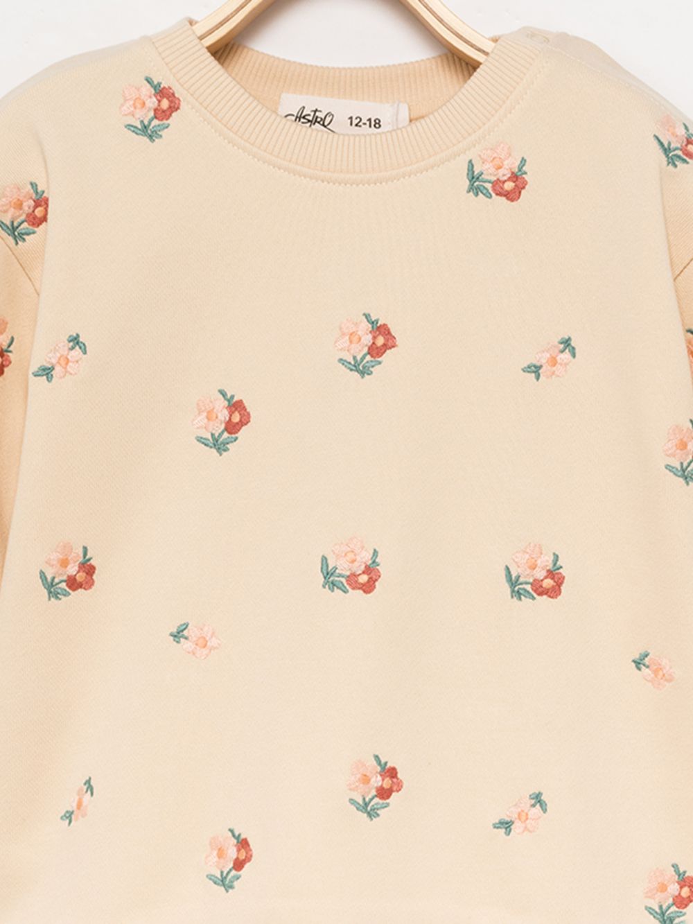 סווטשירט עם רקמת פרחים