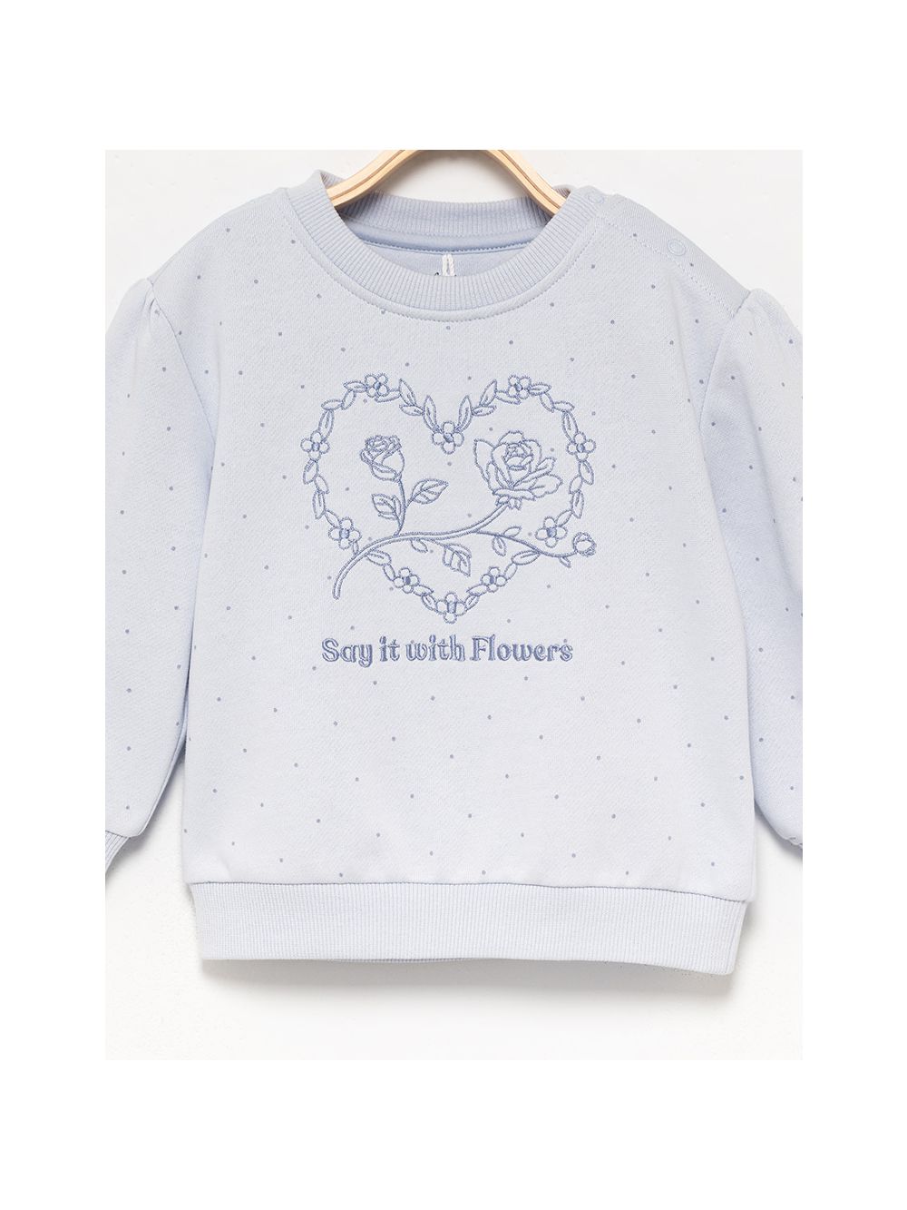 סווטישרט עם רקמה