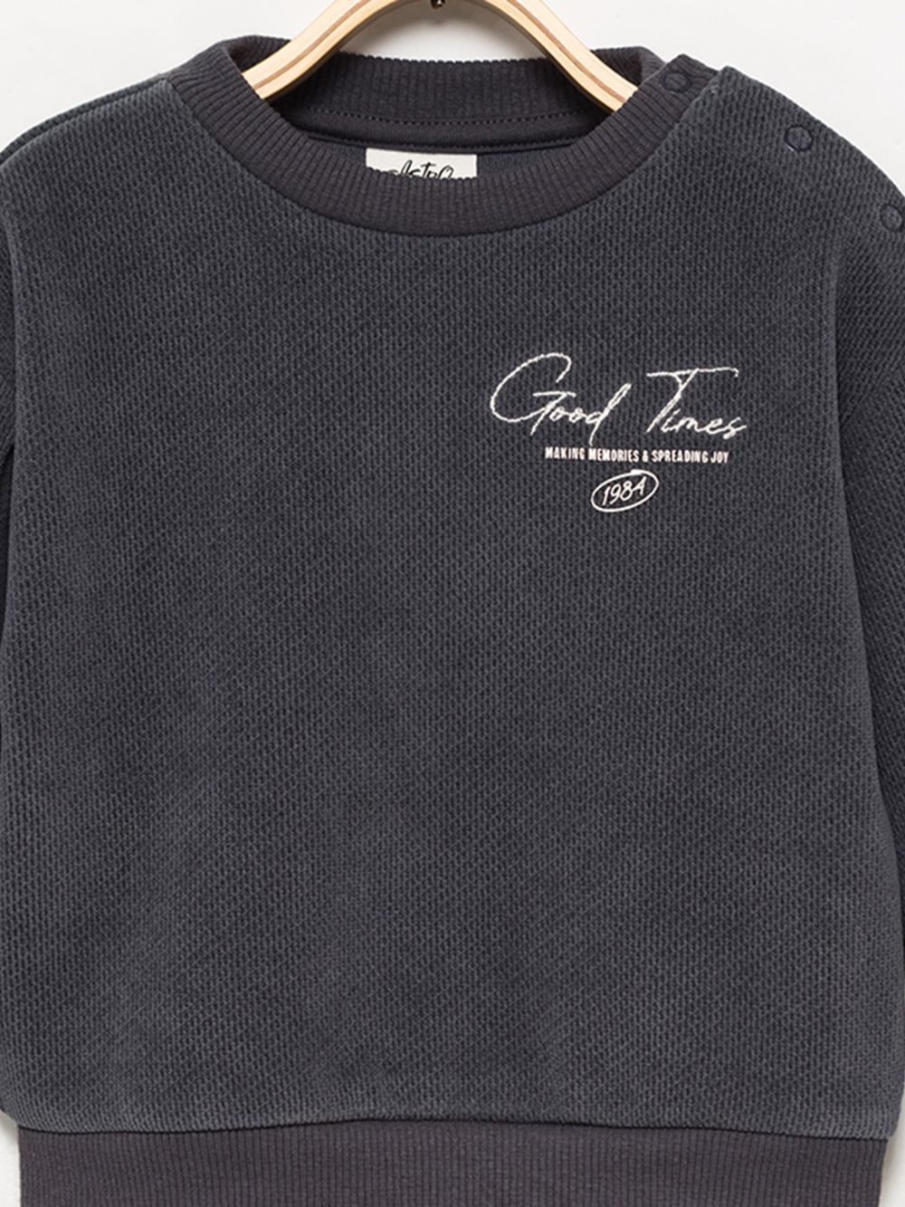 סווטשירט טקסטורה עם רקמה