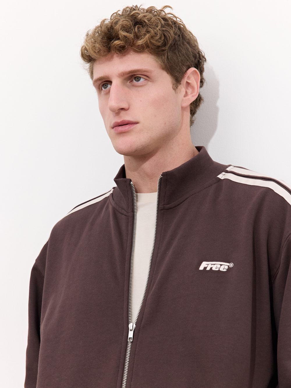 עליונית עם רוכסן ופסים בשרוול