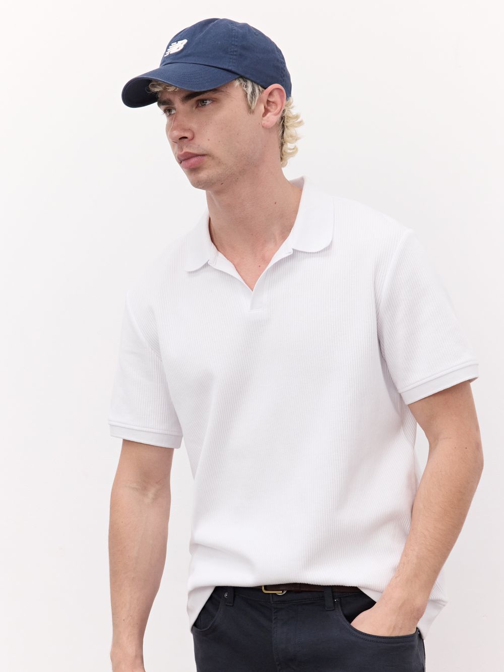 חולצת פולו עם טקסטורה של פסים