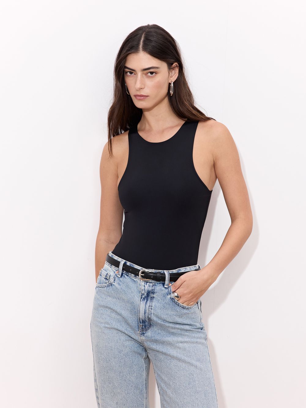 בגד גוף עם מפתח צוואר סגור