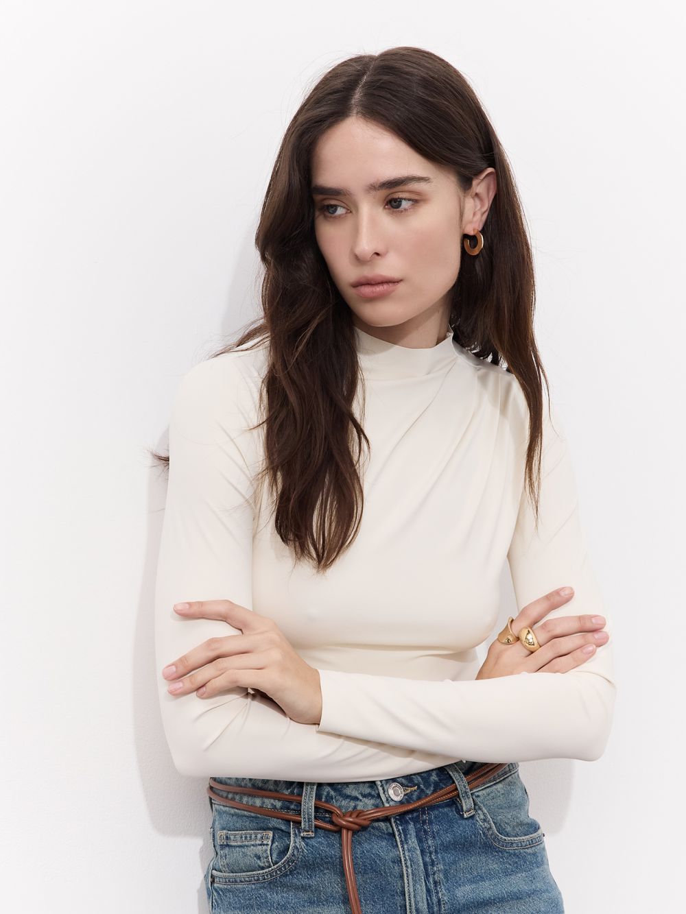 בגד גוף עם כפלים בכתף