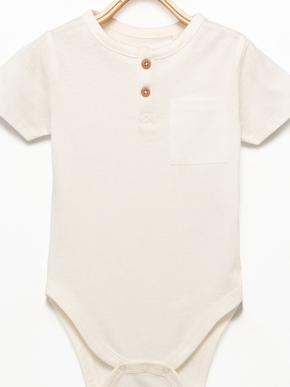 בגד גוף עם כפתרה