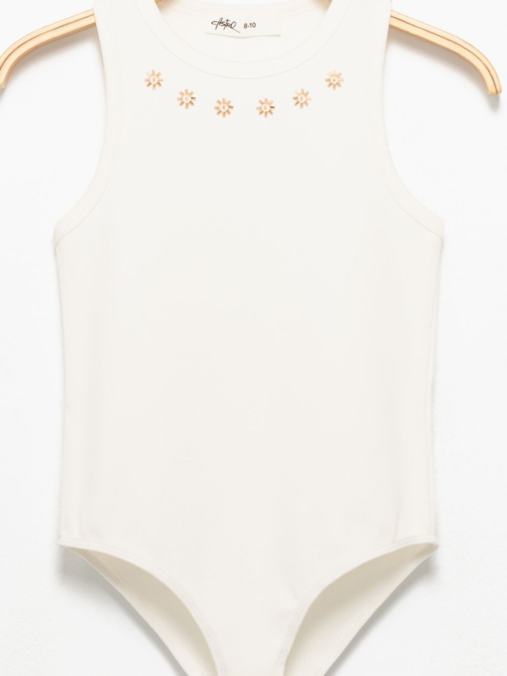 בגד גוף עם עיטור חרוזים