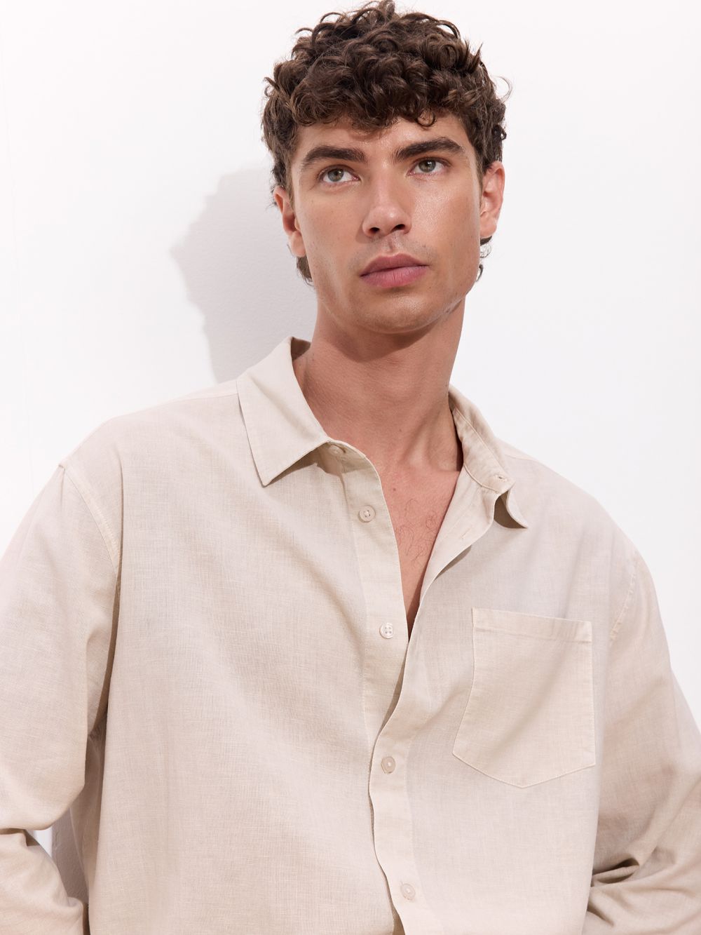 חולצה מכופתרת עם כיס מבד