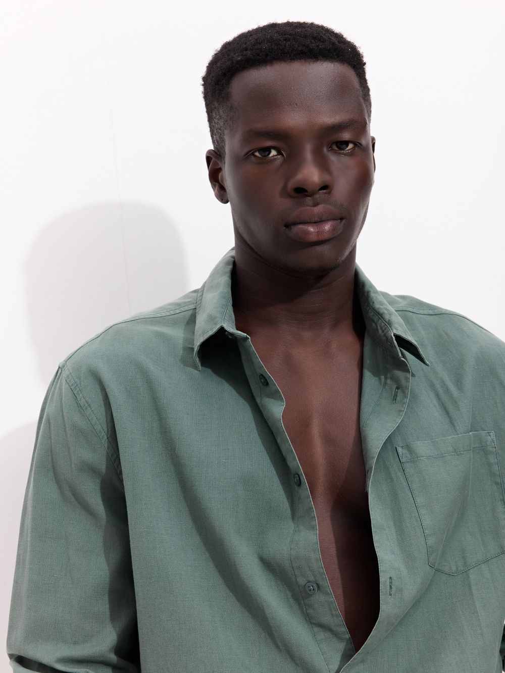 חולצה מכופתרת עם כיס מבד