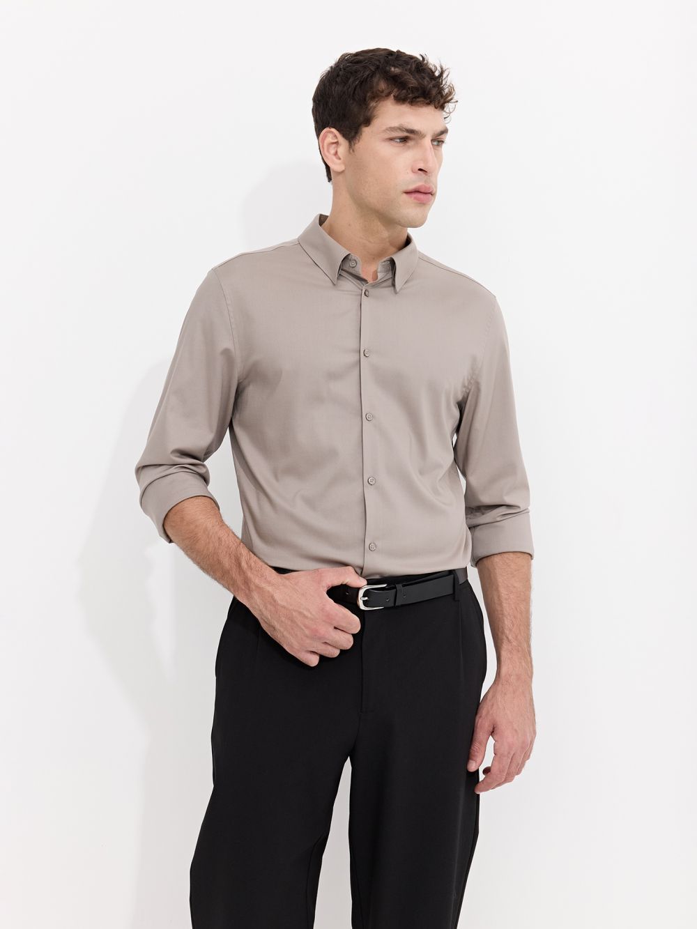 חולצה מכופתרת מחוייטת בגזרת SLIM