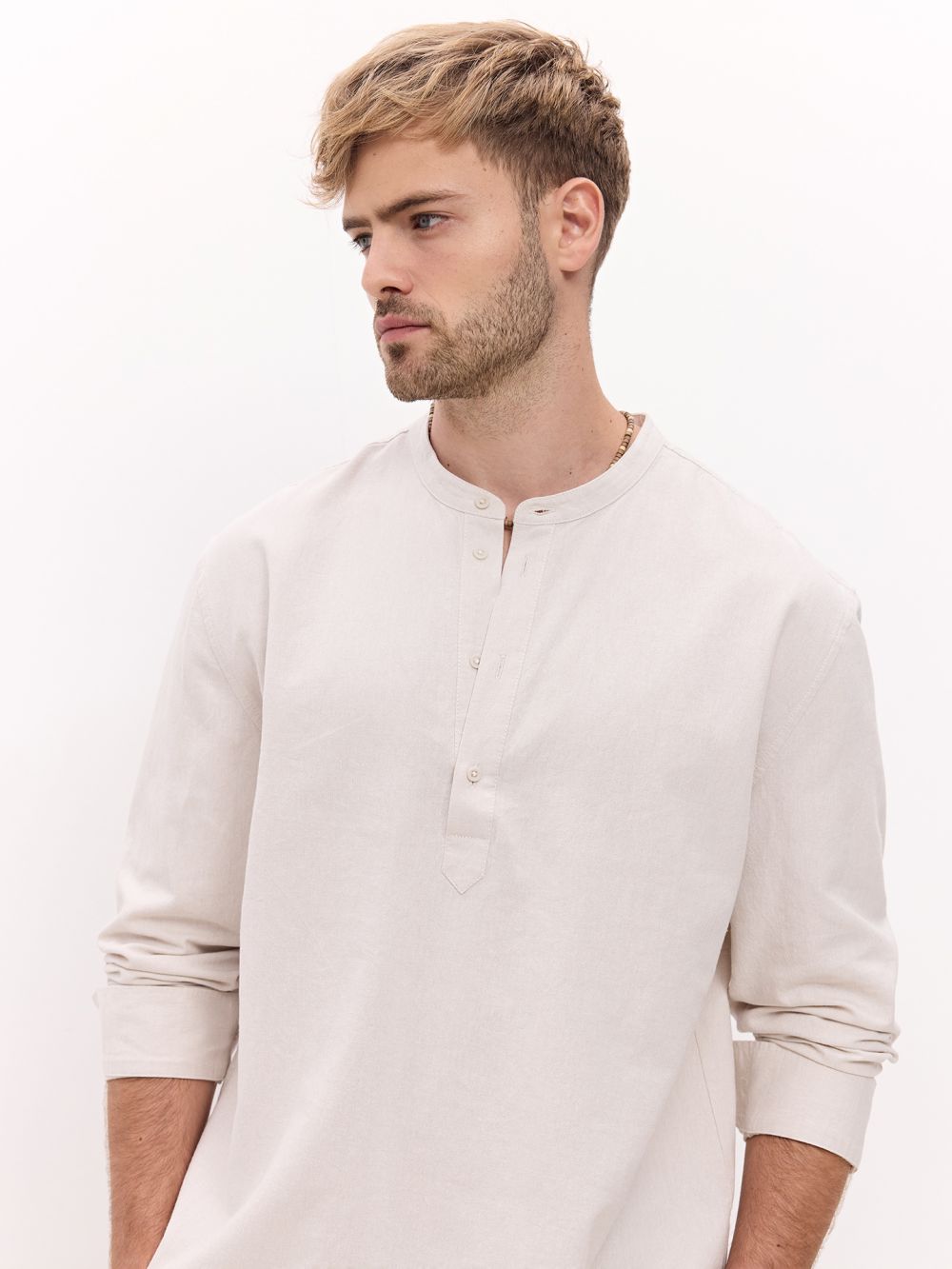 חולצה מכופתרת עם צווארון סיני