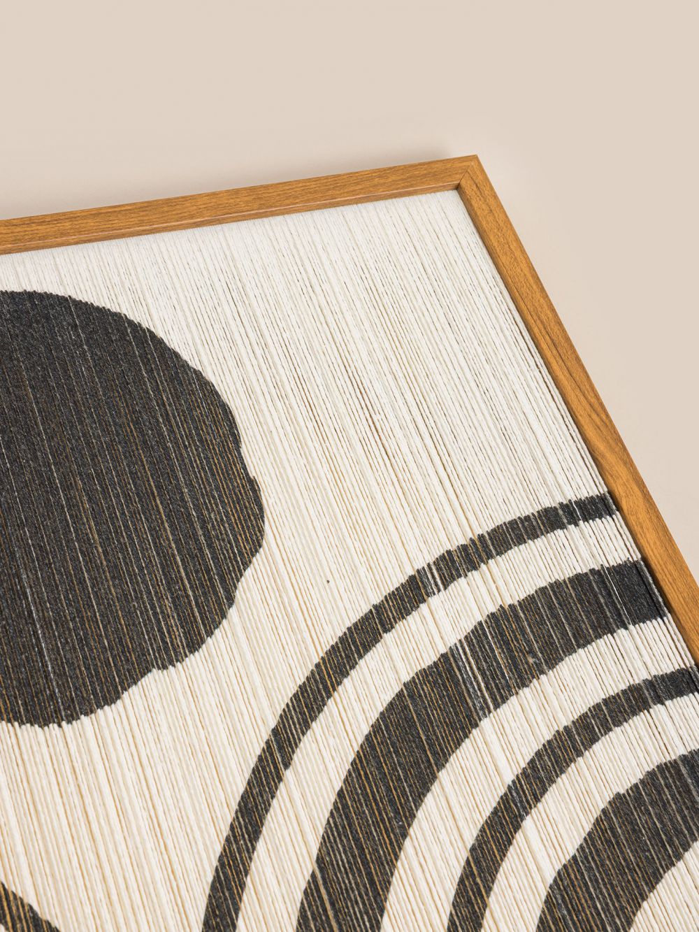 תמונה עם מסגרת עץ קווים ועיגול