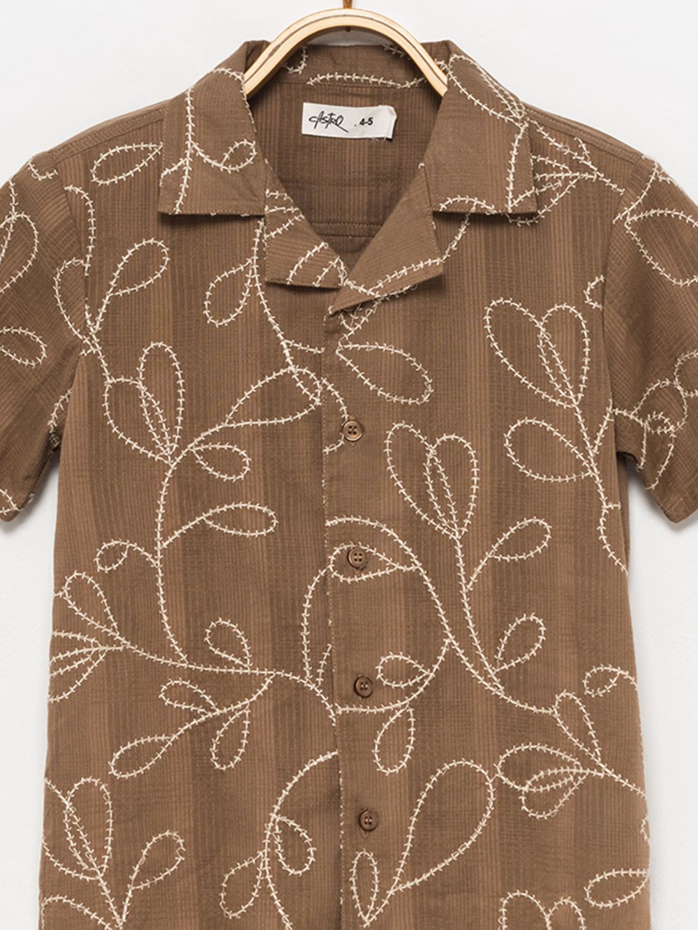 חולצה עם רקמה