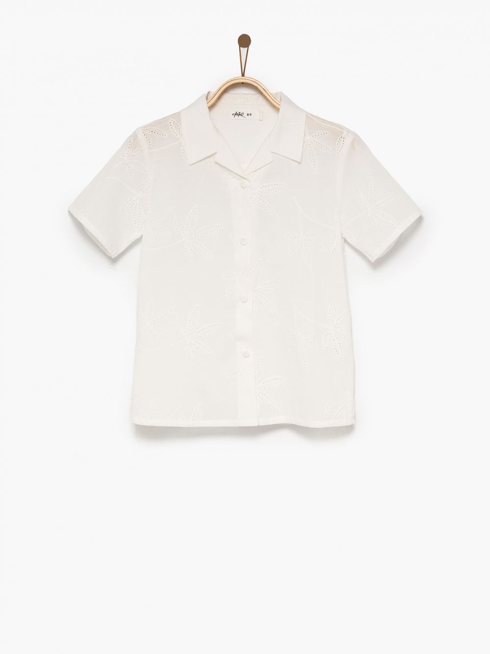 מכופתרת רקומה