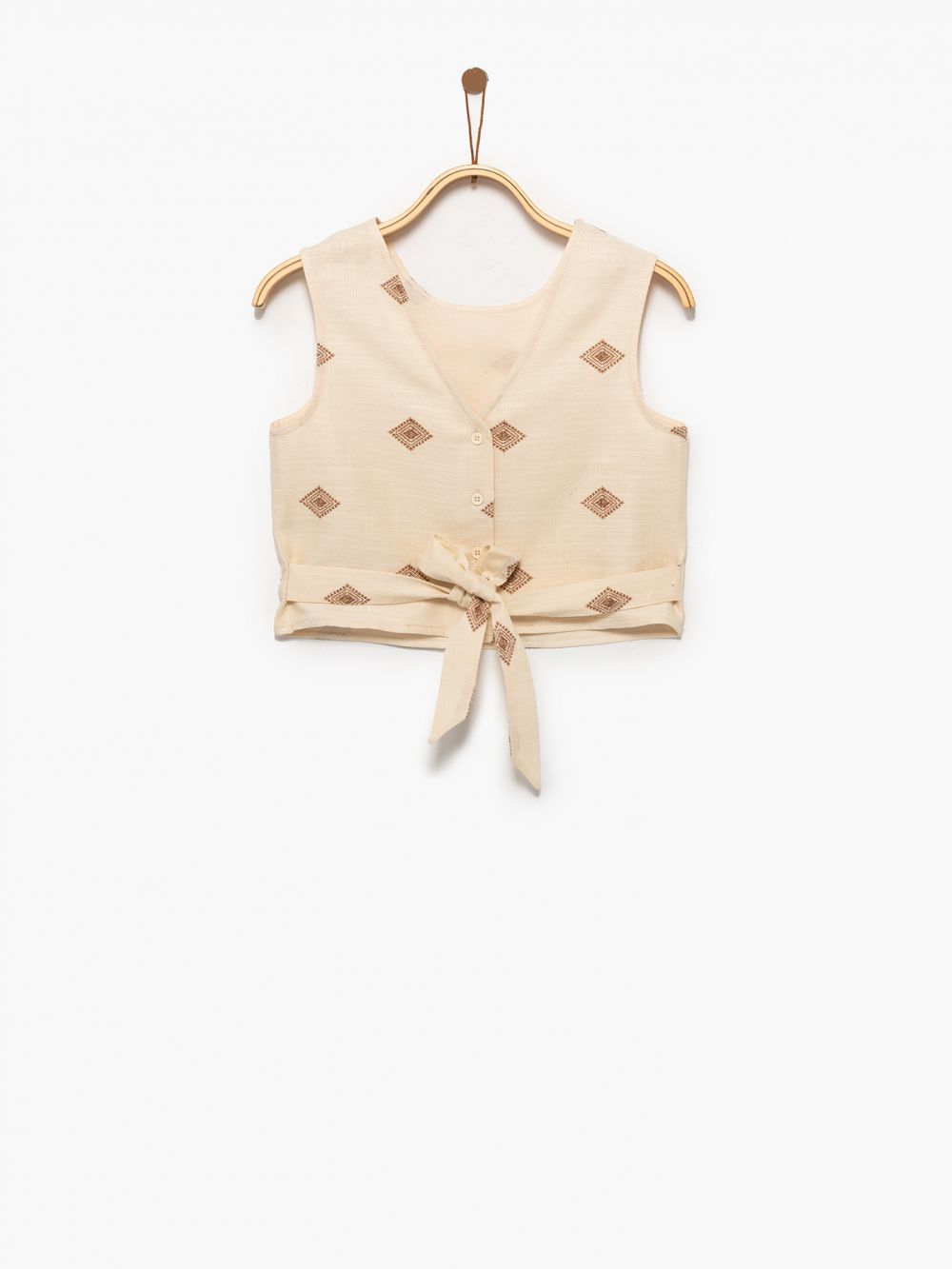 חולצה עם רקמה