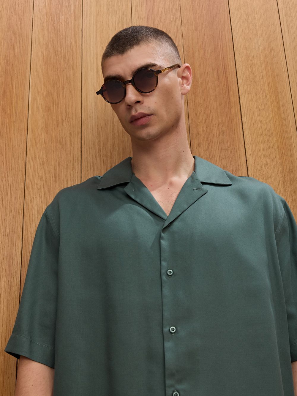 מכופתרת קצרה