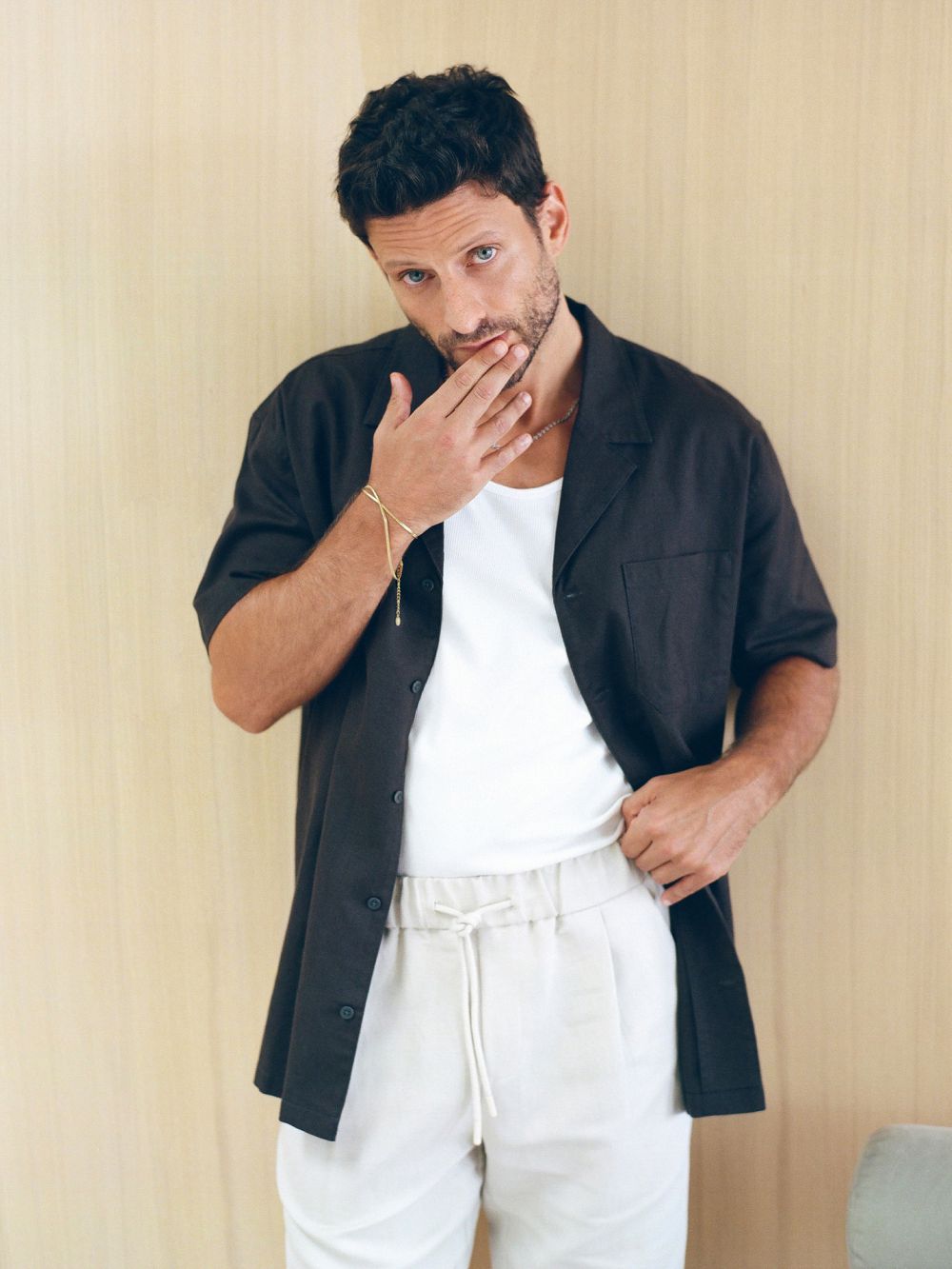 מכופתרת קצרה