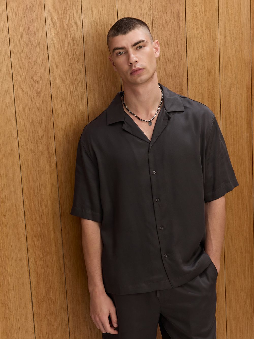 מכופתרת קצרה