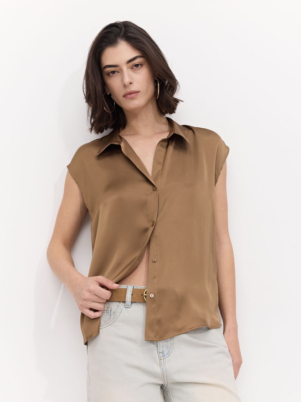 גופיית סאטן מכופתרת