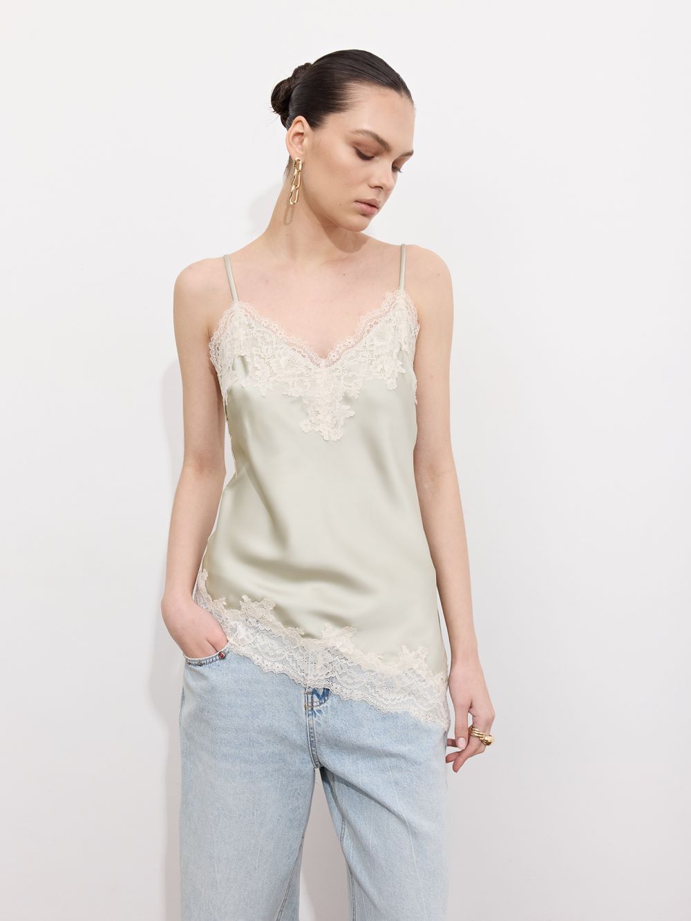 גופיית סאטן בגימורי תחרה