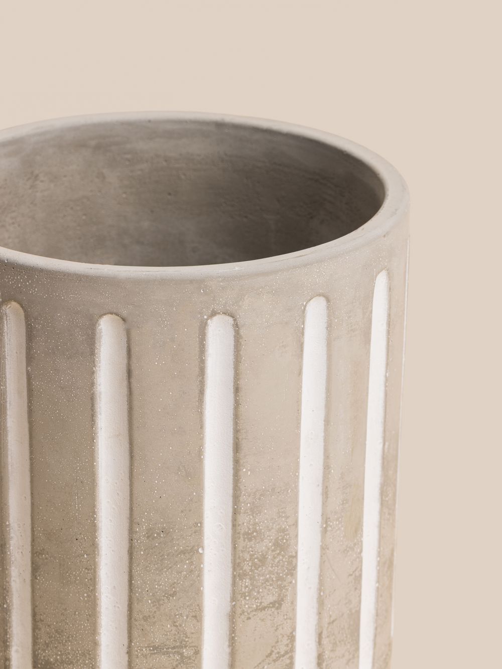 כלי לעציץ בטון פסים לבנים 14X16CM