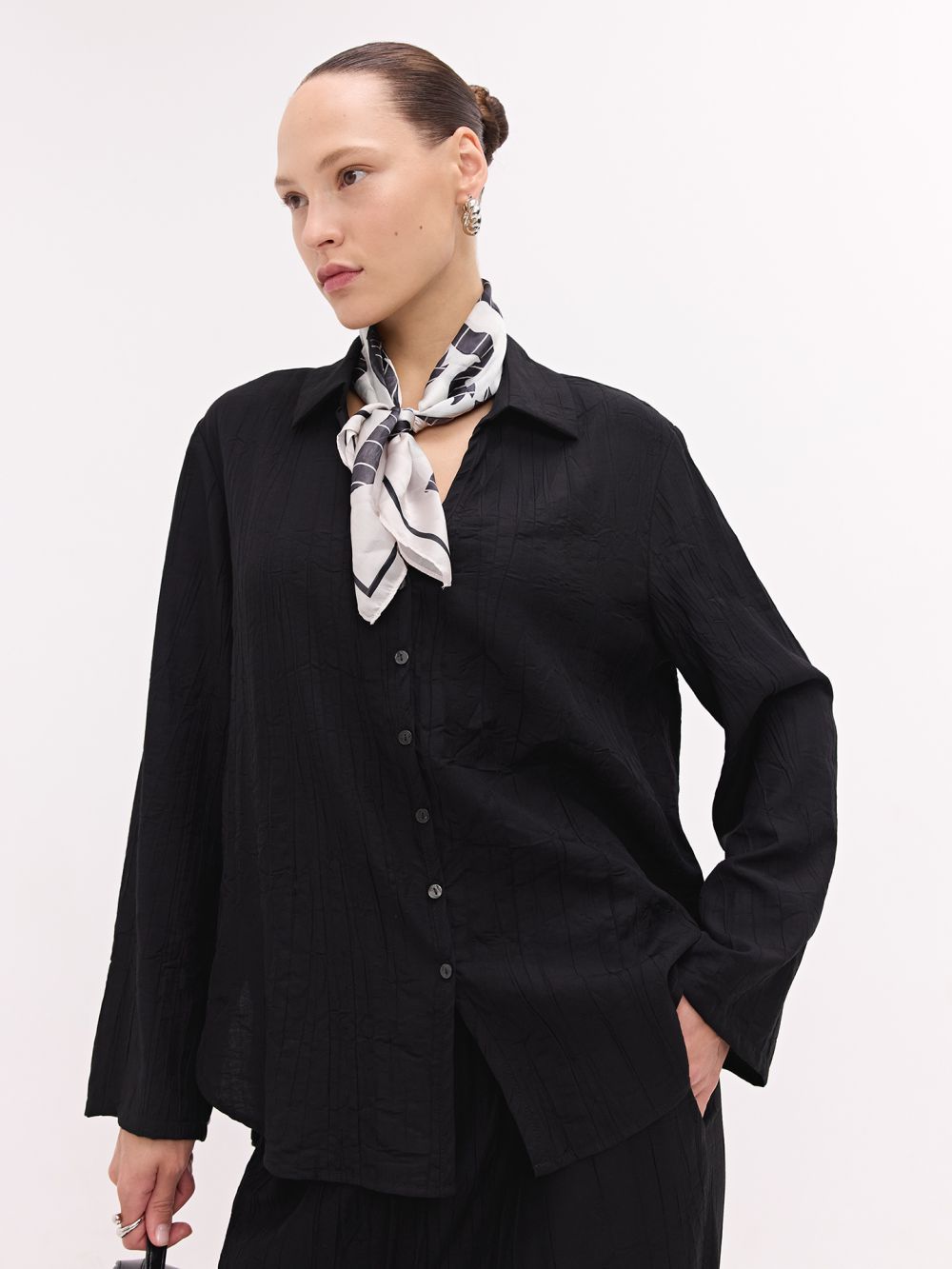 חולצה מכופתרת מבד מקומט