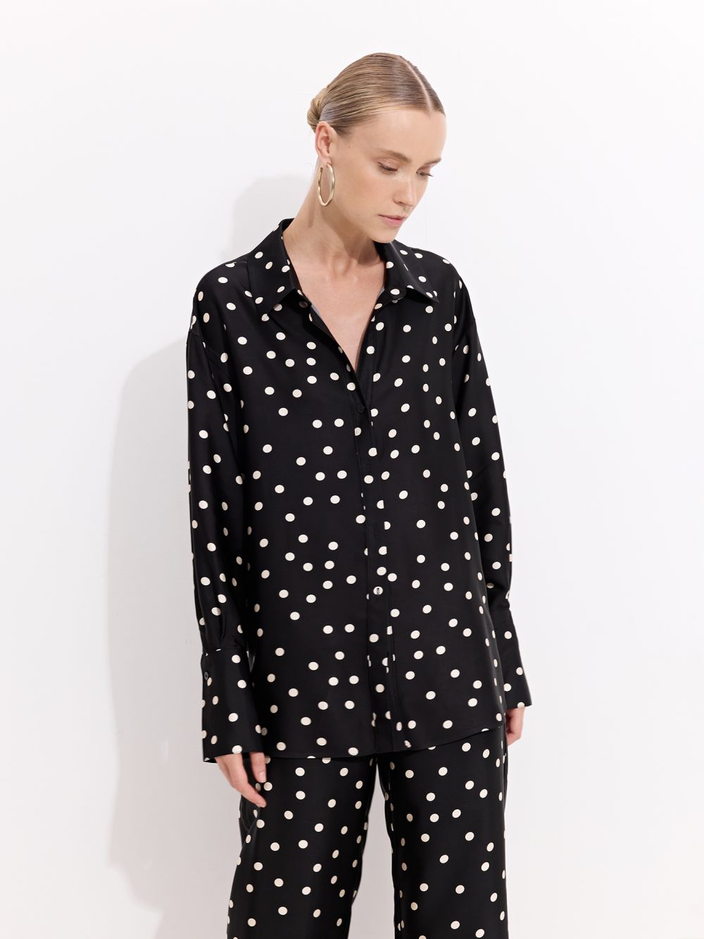 מכופתרת סאטן אוברסייז