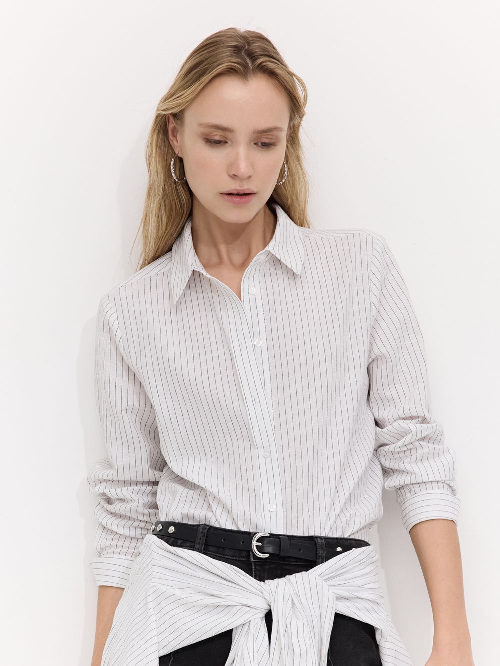 חולצה מכופתרת קלאסית במראה פשתן