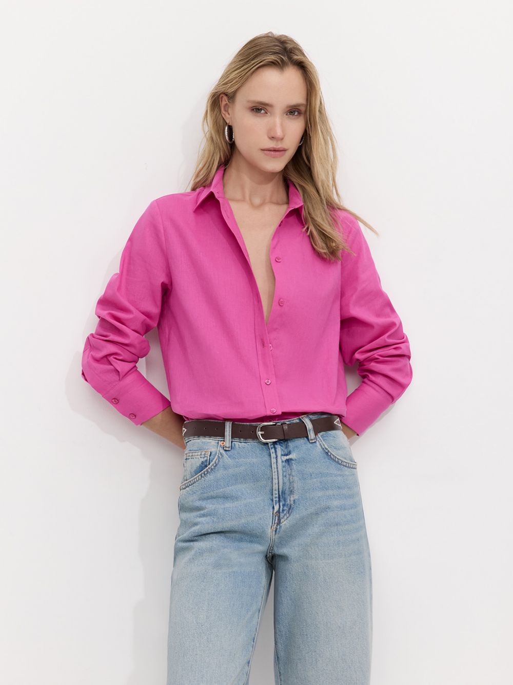 חולצה מכופתרת קלאסית במראה פשתן