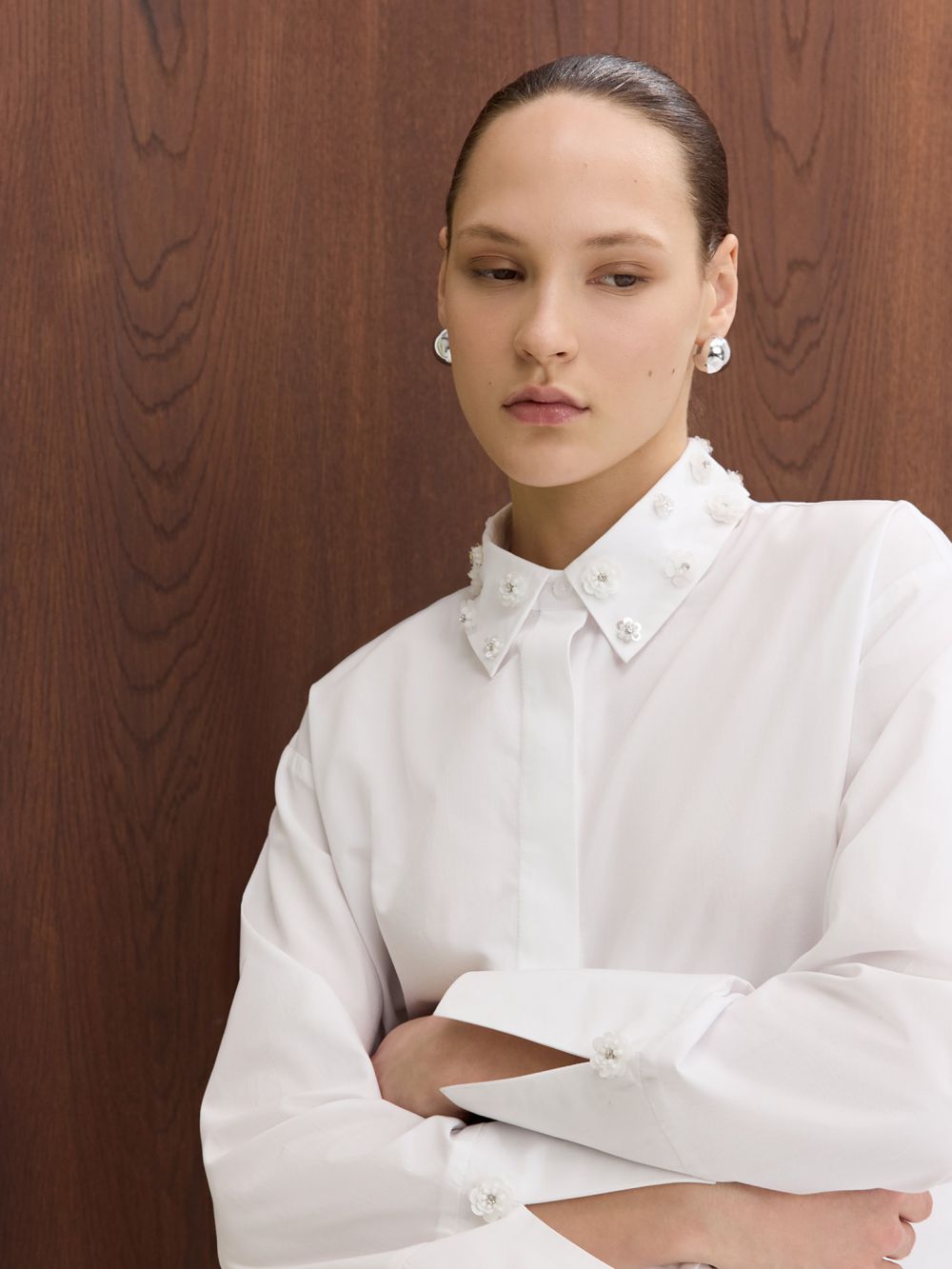 חולצה מכופתרת עם פרחים מחורזים