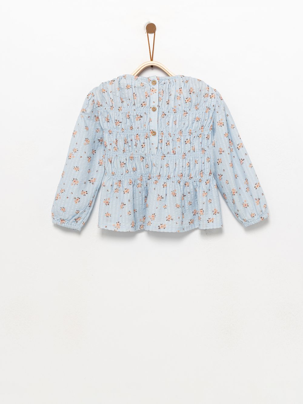 חולצה עם כיווצים