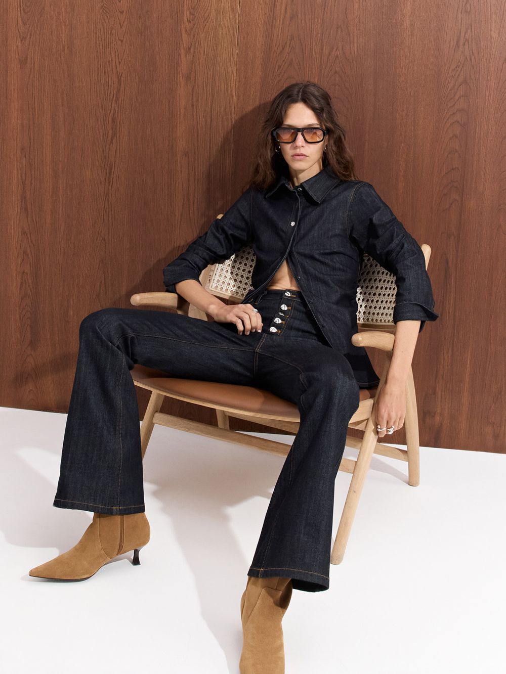 חולצת ג׳ינס צמודה עם כפתורים כסופים