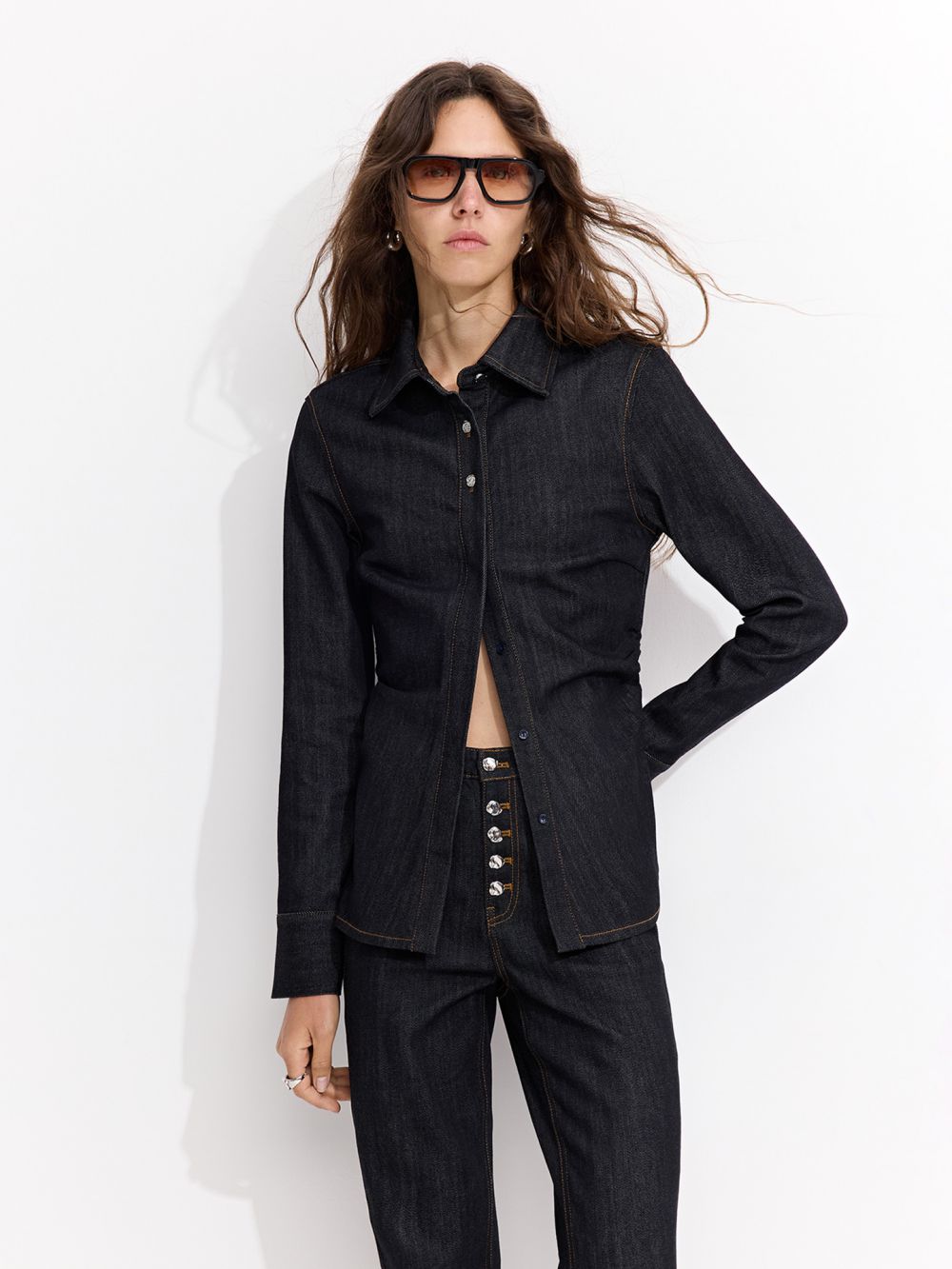 חולצת ג׳ינס צמודה עם כפתורים כסופים