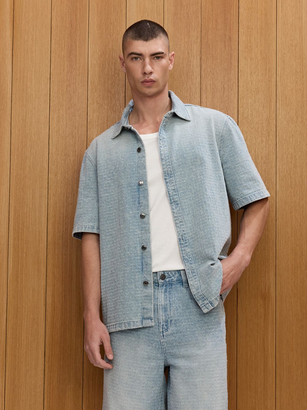 חולצת ג׳ינס שרוול קצר עם טקסטורה