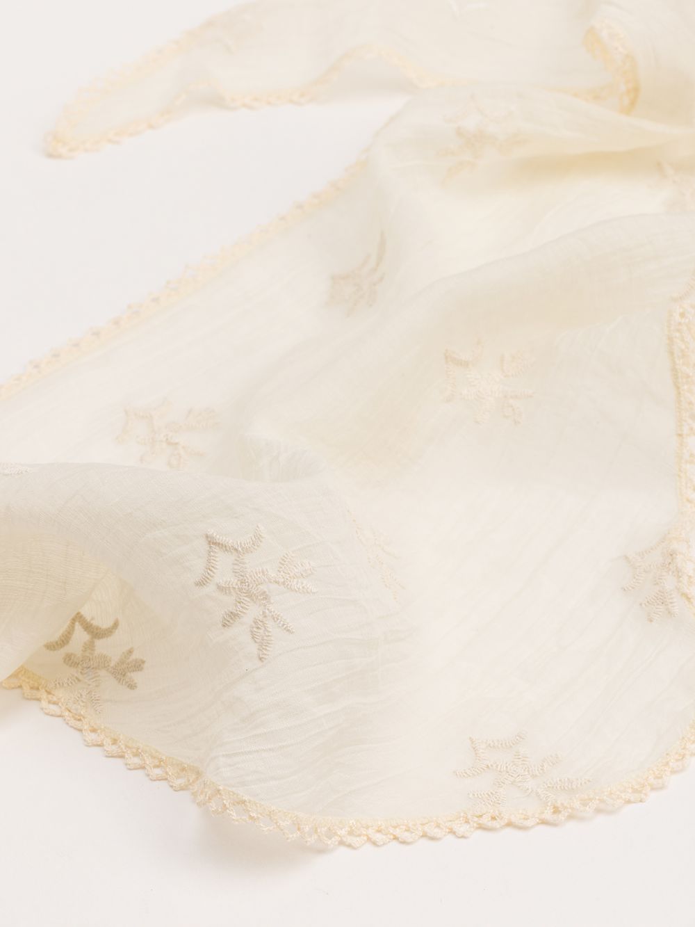 מטפחת משולשת רקומה