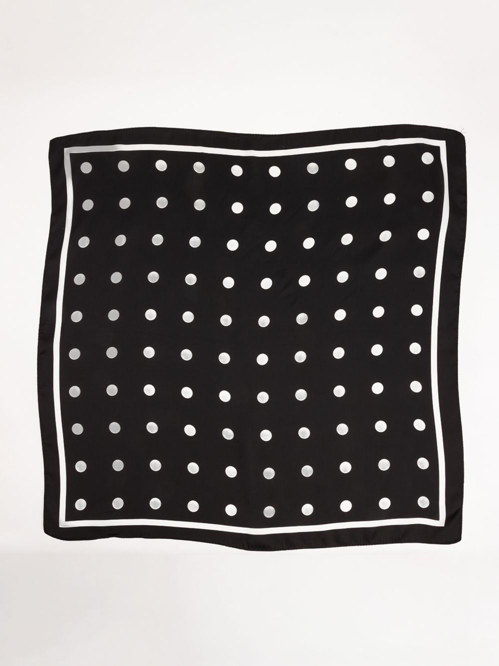 מטפחת בהדפס נקודות