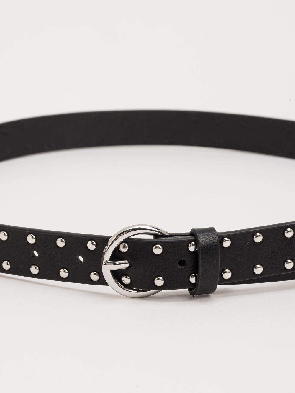 חגורה עם ניטים