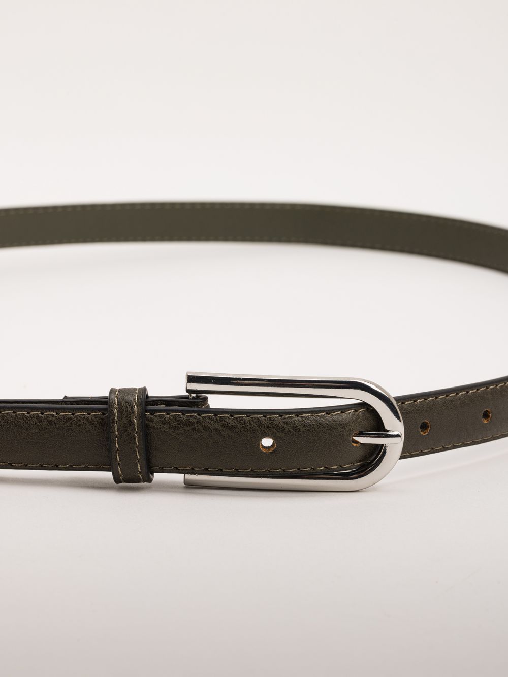 חגורת דקה עם אבזם מוארך