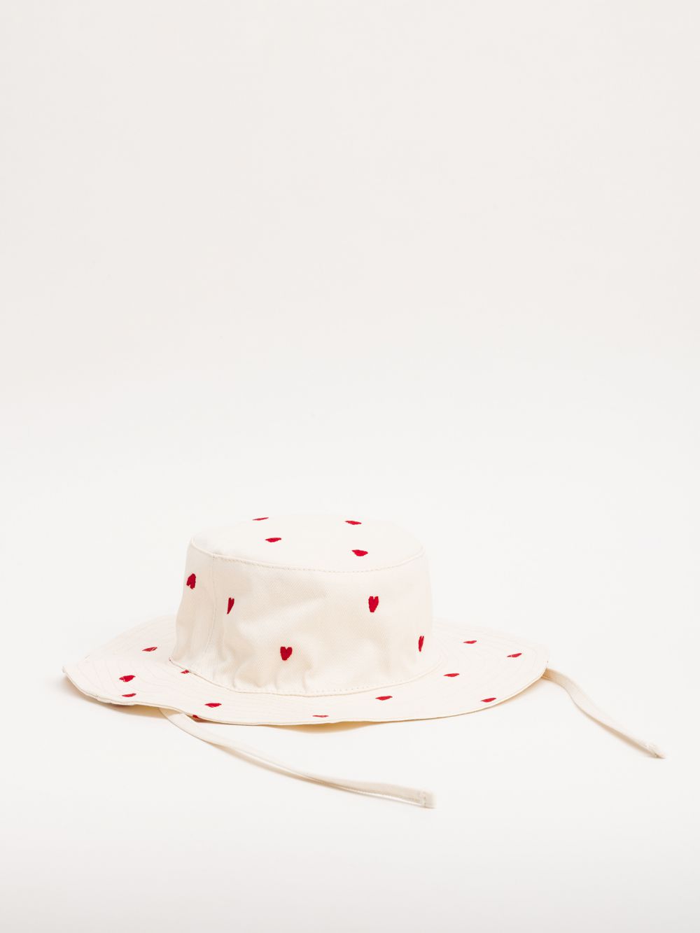 כובע באקט רחב שוליים