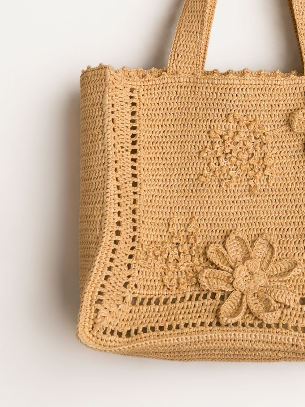 תיק קש בסריגת פרחים