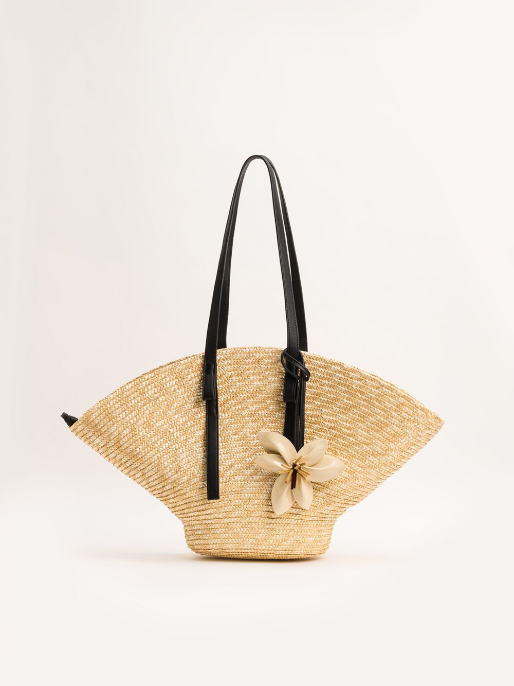 תיק קש עם צארם פרחוני