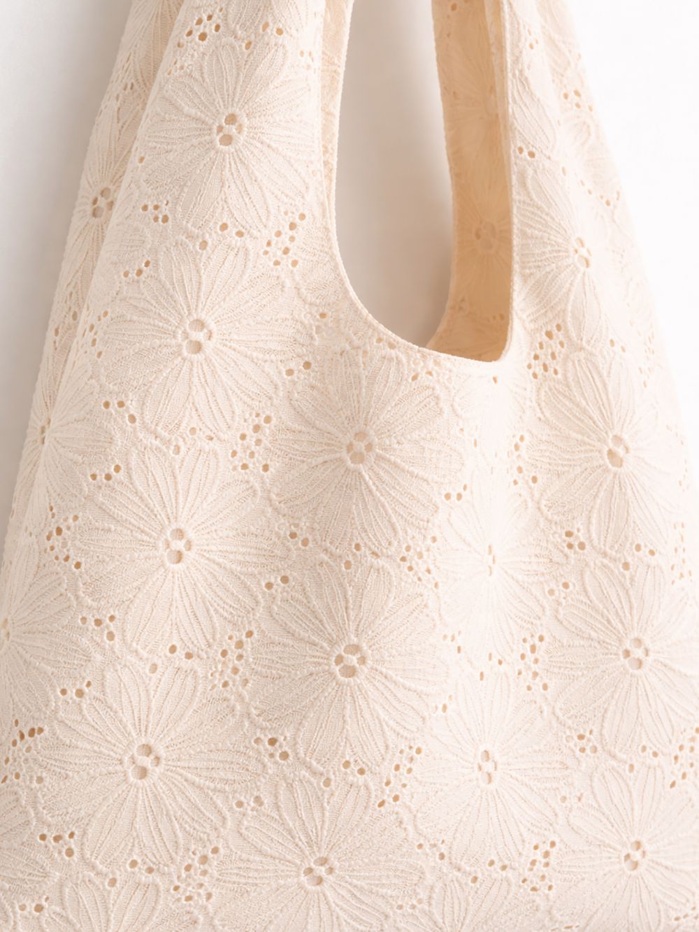 תיק עם רקמה פרחונית