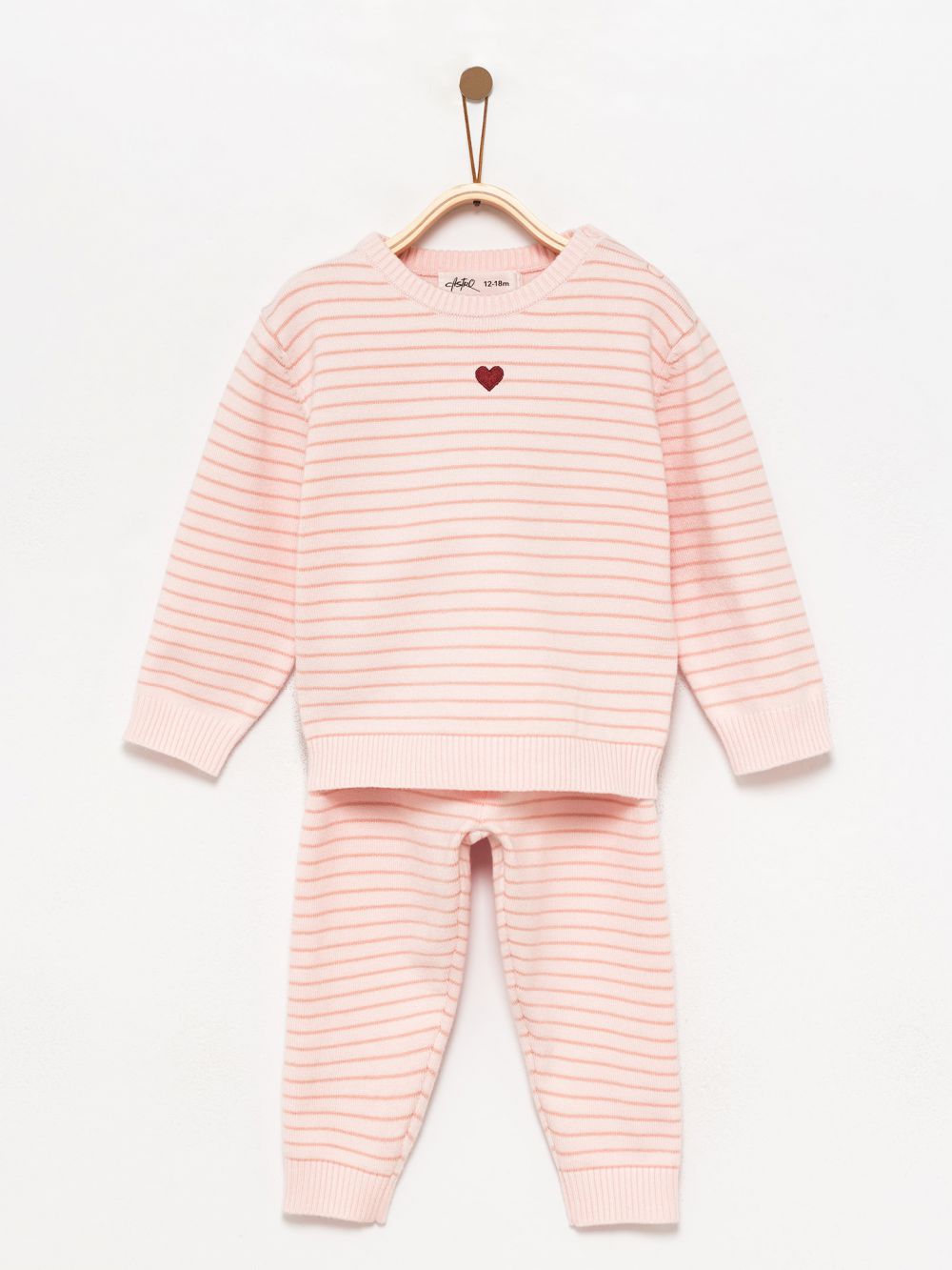 חליפת פסים סרוגה